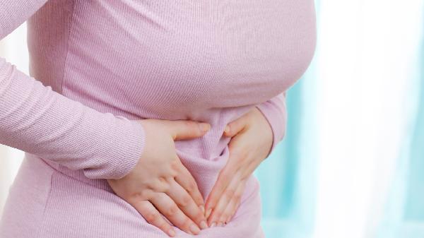 女人肚子下面小腹疼痛