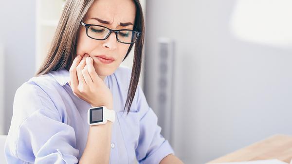 牙缝里的牙结石，自己能抠掉吗？牢记3个方法，还自己一口好牙