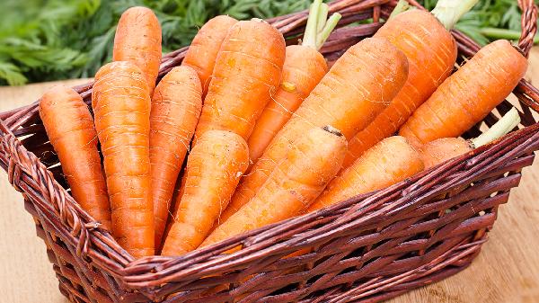 胡萝卜是肝病“克星”？医生提醒：肝不好的人，6种食物别贪嘴