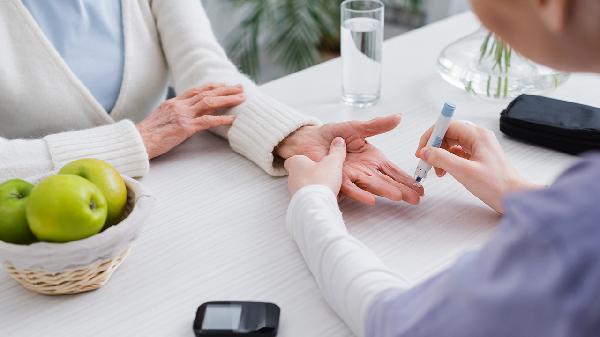 老人血糖太低有危害？提醒：70岁以上老人，血糖最好保持在这个数