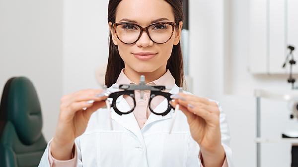 近视眼400度是几点几?