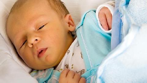婴儿母乳喂养老是干呕怎么回事