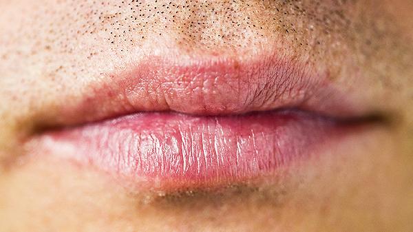 兩顆門(mén)牙有點(diǎn)疼是怎么回事