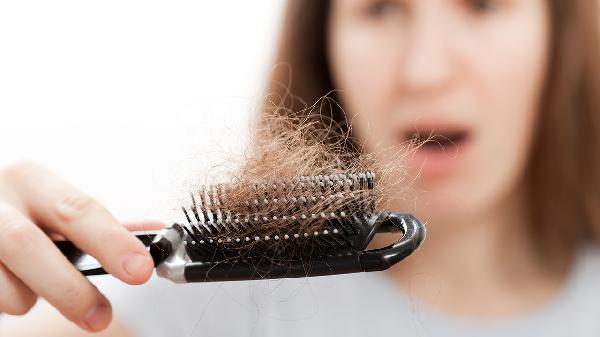 女性溢脂性脫發(fā)怎么辦