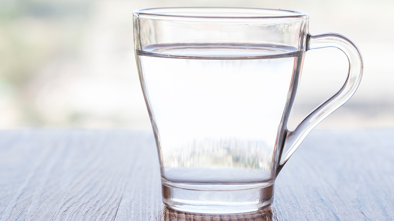 保温杯、塑料杯、玻璃杯、搪瓷杯，有哪些区别？用哪种喝水安全？