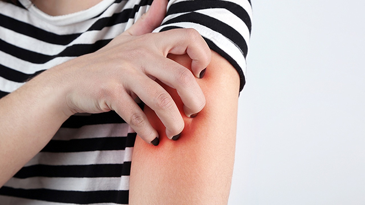 皮膚是身體表面包在肌肉外面的組織，是人體最大的器官。