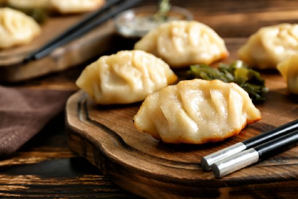 煮好餃子如何不粘