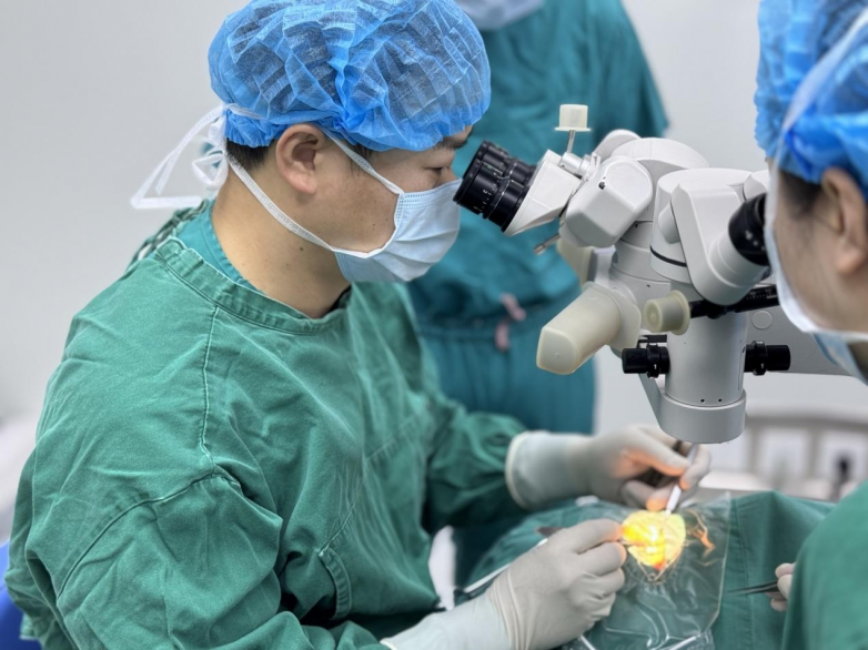 广州专家余新平教授南昌爱尔施治，9岁先天外斜视患儿眼位正常