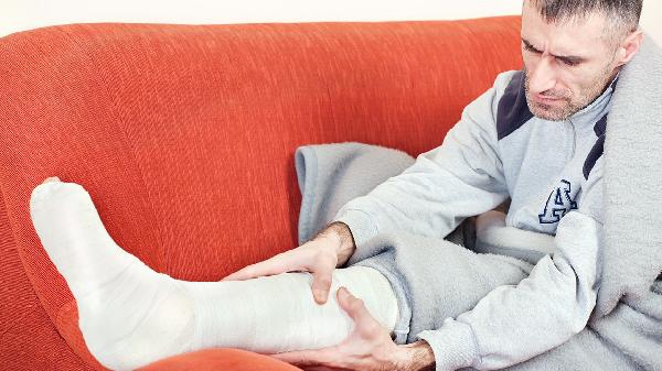 胳膊腿上有很多小疙瘩是怎么回事