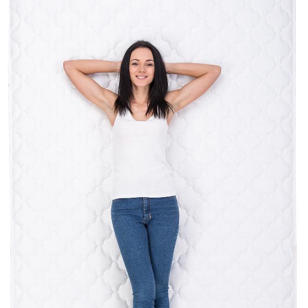 平躺著胃部有個硬疙瘩