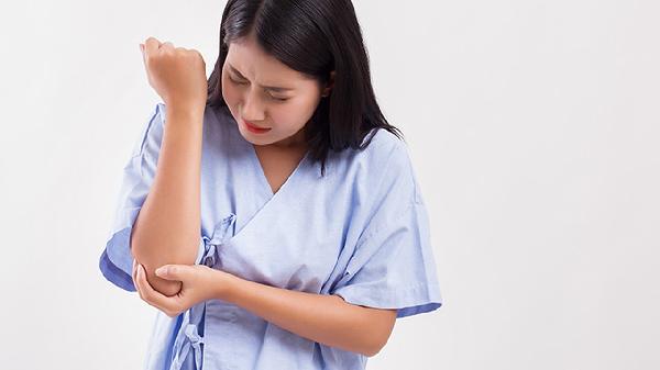 女生手臂粗是什么原因