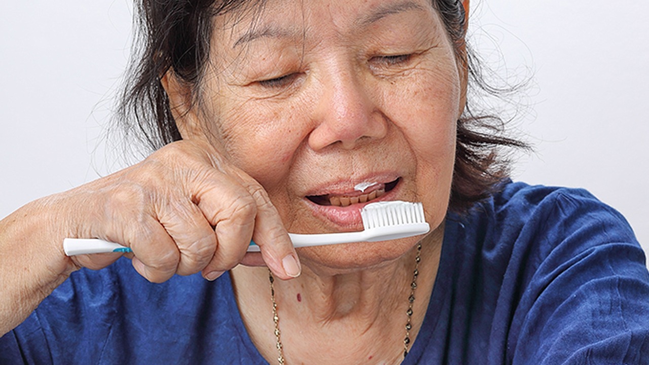 刷牙可能影響壽命！醫(yī)生再三提醒：55歲以后，牢記刷牙“3不要”