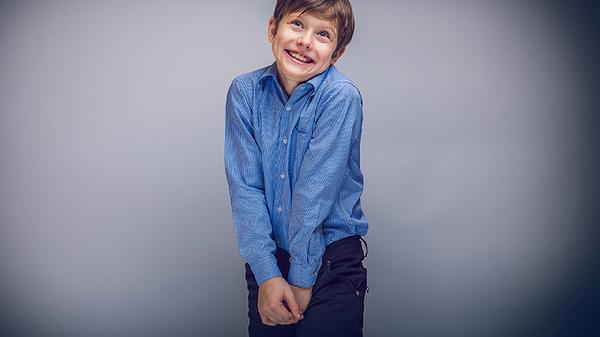 11歲的少年走路姿勢不協(xié)調是睪丸扭轉的原因