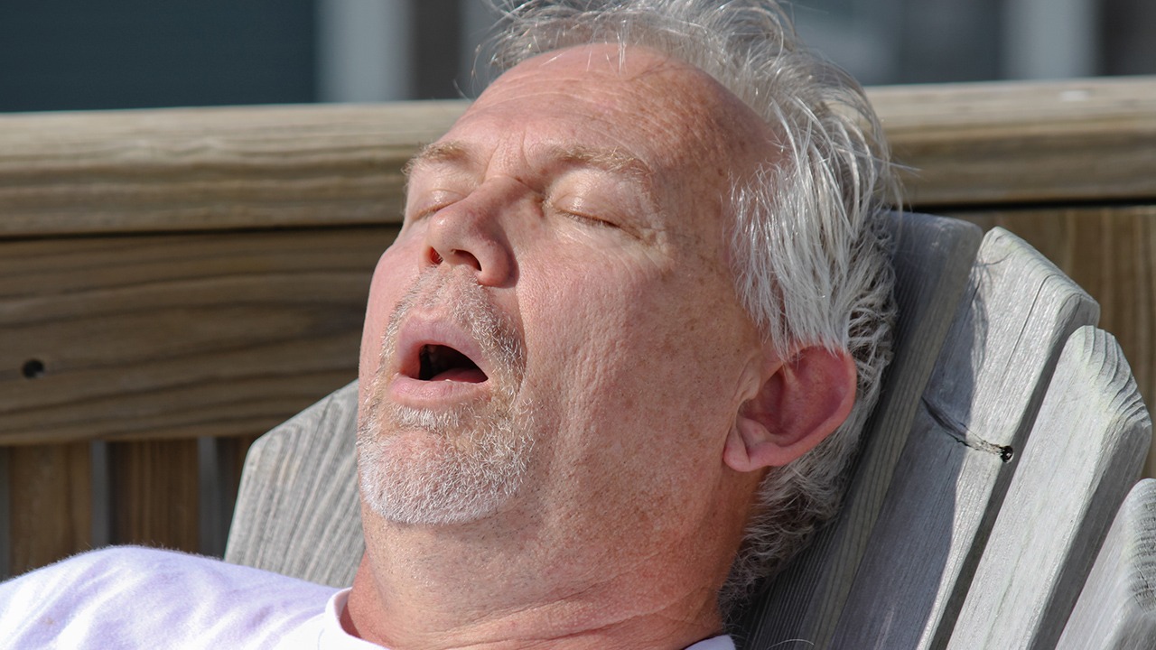69歲大爺午休時猝死，醫(yī)生再三提醒：過了60歲，午睡記住“5不要”