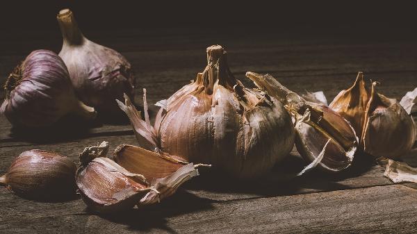 蒜炒黑了是不是有毒