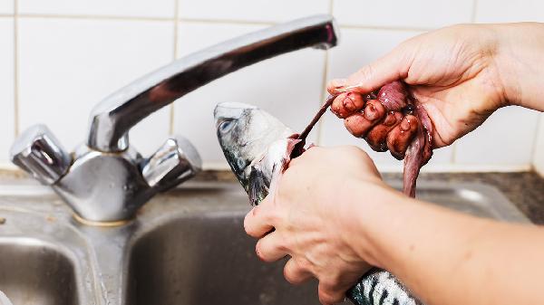 煎魚不破皮的技巧是什么