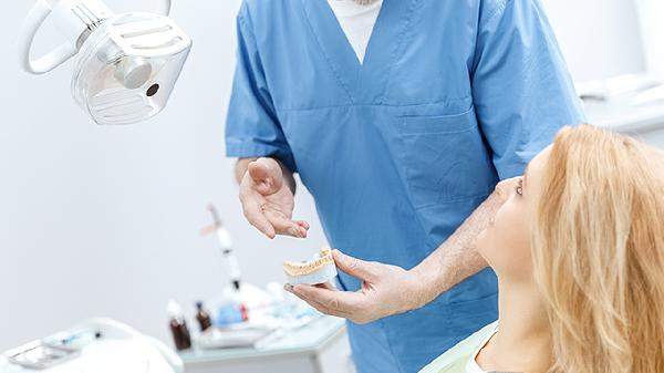 蛀牙導(dǎo)致全口牙沒(méi)有了