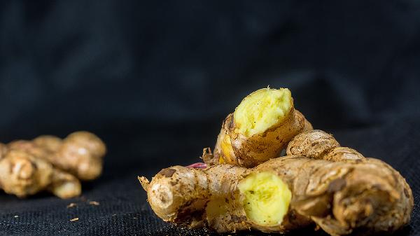 只需一片姜排出4斤宿便是真的嗎