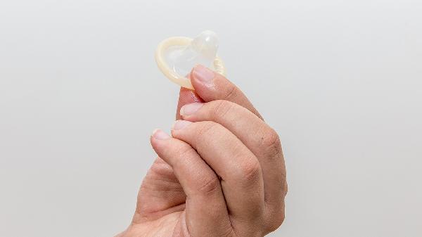 安全套掉在里面了怎么辦啊