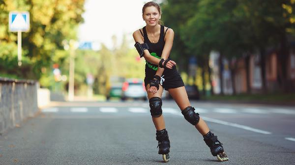 冰刀和旱冰哪個更簡單