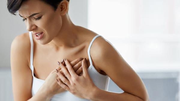 左側(cè)肩膀連著心臟扯著疼