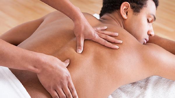 按摩大拇指和食指中間