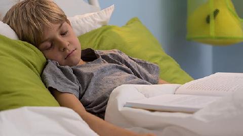 宝宝睡觉掉床下了会不会吓着