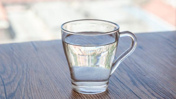 如何去除水面上的油脂味道