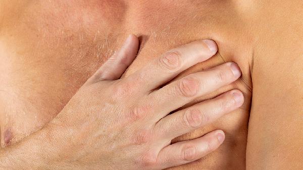 吸氣右胸痛是怎么回事