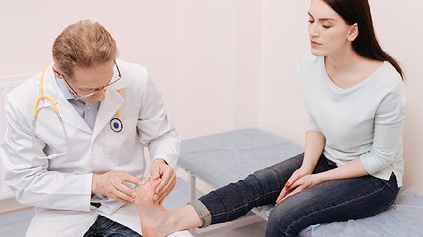 腳長(cháng)黑色的斑點(diǎn)是什么原因