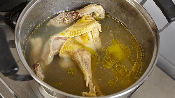 煲雞湯前需要炒一下雞肉嗎