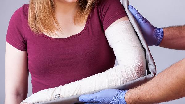 鷹嘴骨折的最佳睡姿