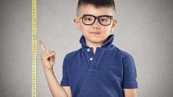 小孩子一天最多能玩多久手機才不傷害眼睛