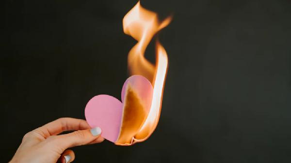 愛情中給予型人格分手的表現(xiàn)