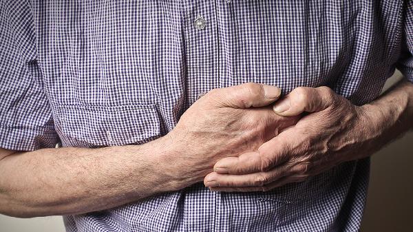 深呼吸左胸口疼像岔氣