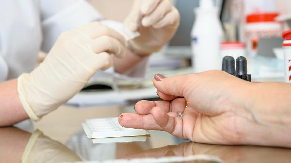 抽血后手臂淤青怎么消