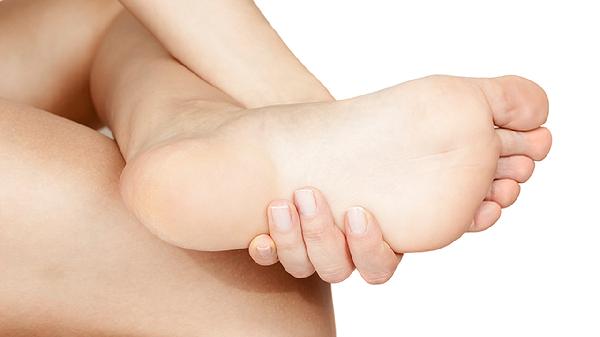 腳板后部里面痛是怎么回事