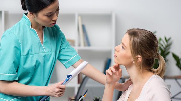 臉上長(cháng)斑的原因是什么