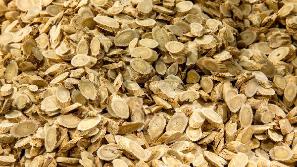 黃芪浸在水里有助于補充氣體治療困倦