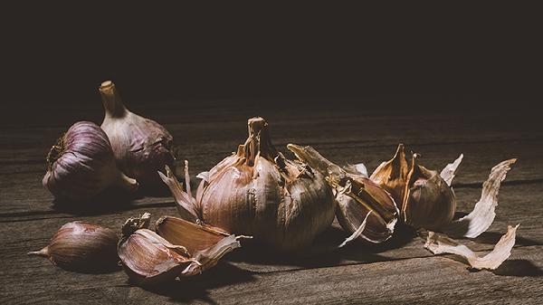65歲女子，每天堅持生吃大蒜殺菌、抗腫瘤，半年后健康情況怎樣了？
