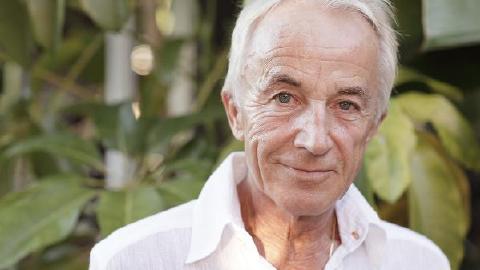 秃头灭顶的头发种植浓密的头发