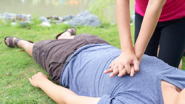 夏季游泳遇到溺水該怎么急救
