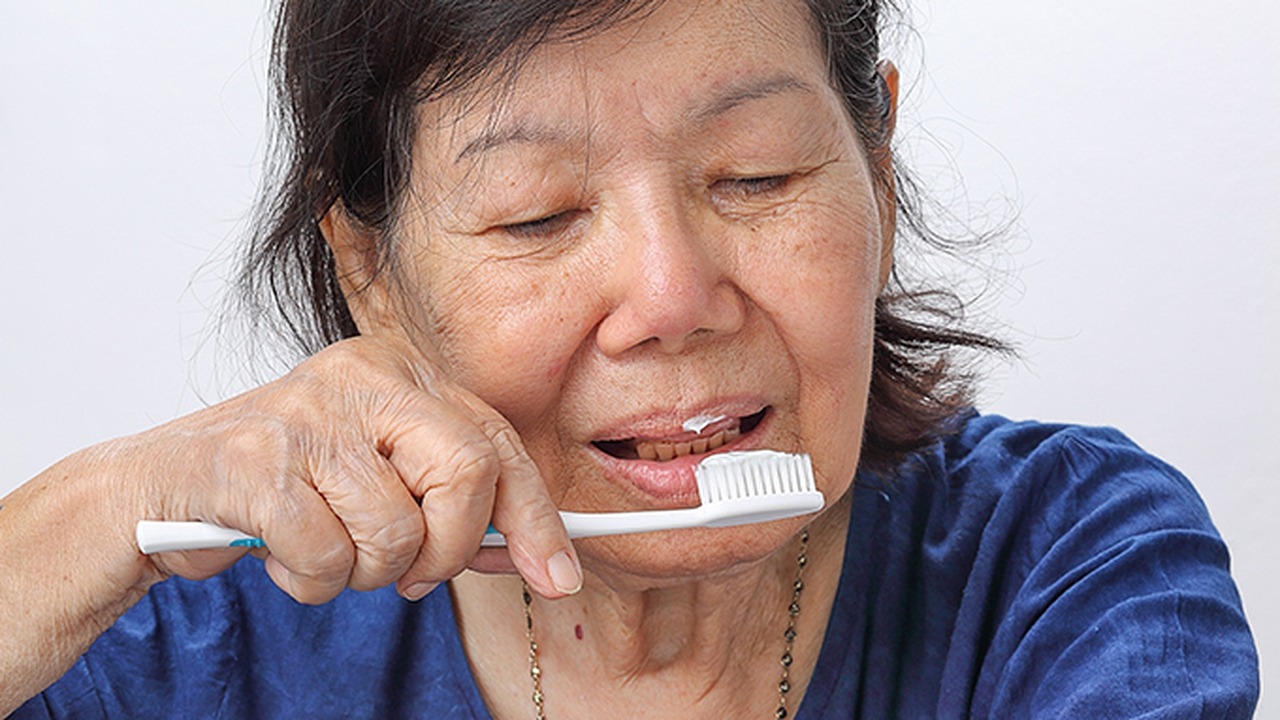刷牙可能影響壽命？醫(yī)生呼吁：65歲后，刷牙最好注意這4點(diǎn)