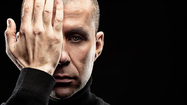 眼睛里出现一大片血是怎么了