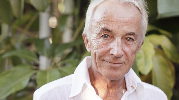 年輕人長白頭發(fā)