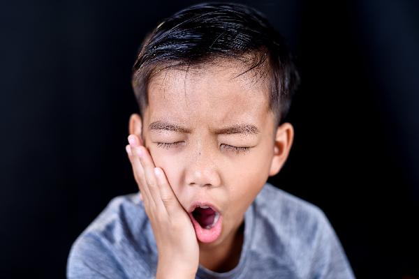 側切牙畸形如何治療