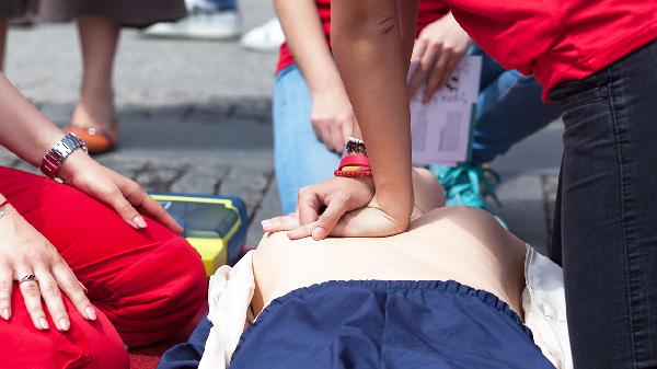 单人徒手心肺复苏术