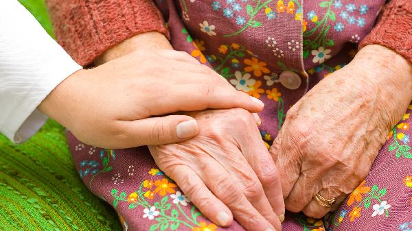 脚跟长骨刺怎么治疗