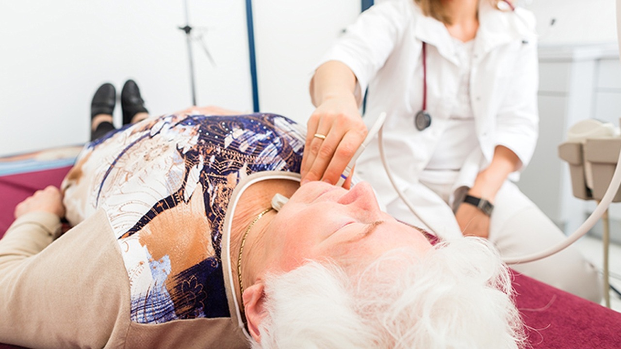 62歲女性甲狀腺癌去世，生前愛晨跑飲食清淡，丈夫：要早些勸她就好了