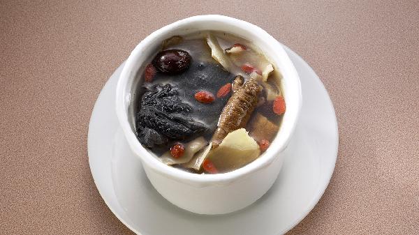 紅棗vs阿膠，冬季補血冠軍竟是它！但這3類人慎吃